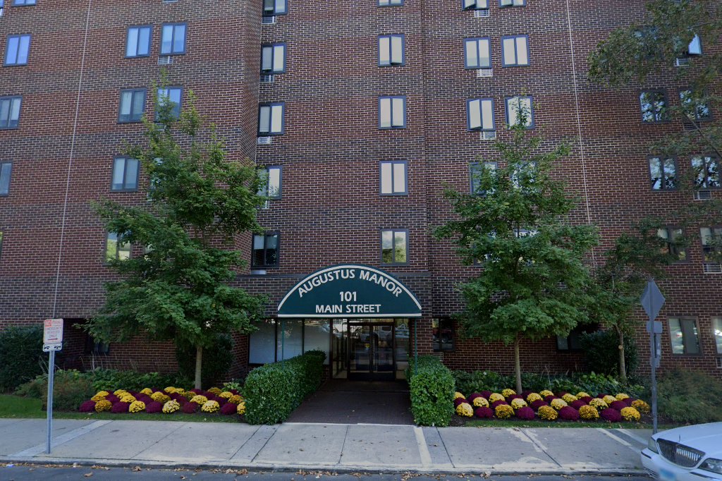 Augustus Manor