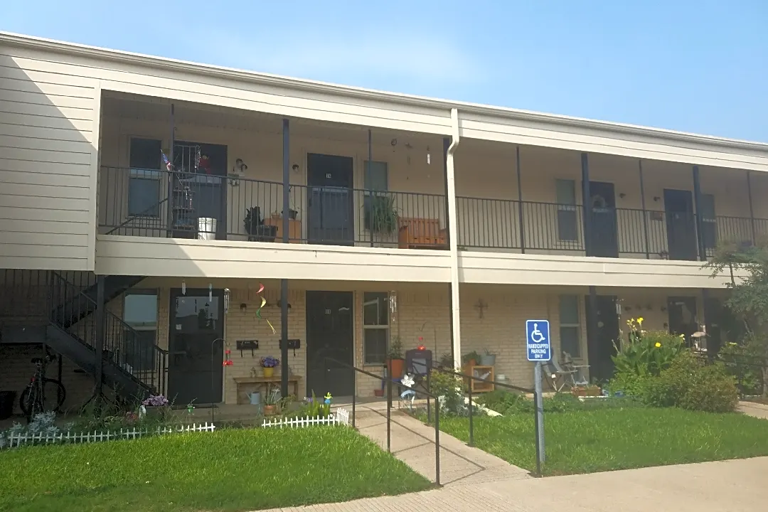 Crestmoor Park West Apartments