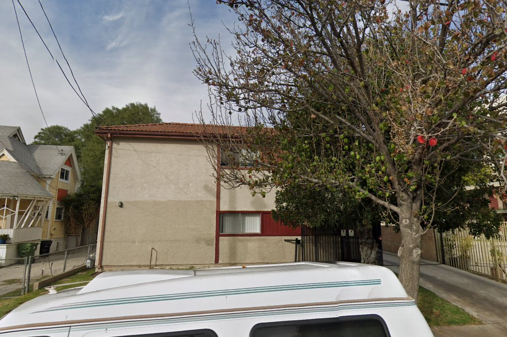 1035 W 39Th St Apts