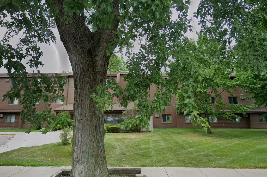 Luther Lakeside Apts