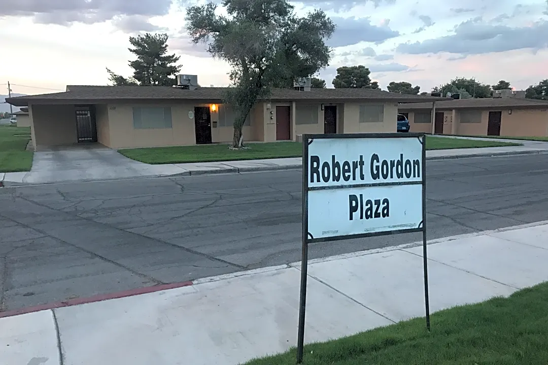 Robert Gordon Plaza / VIII