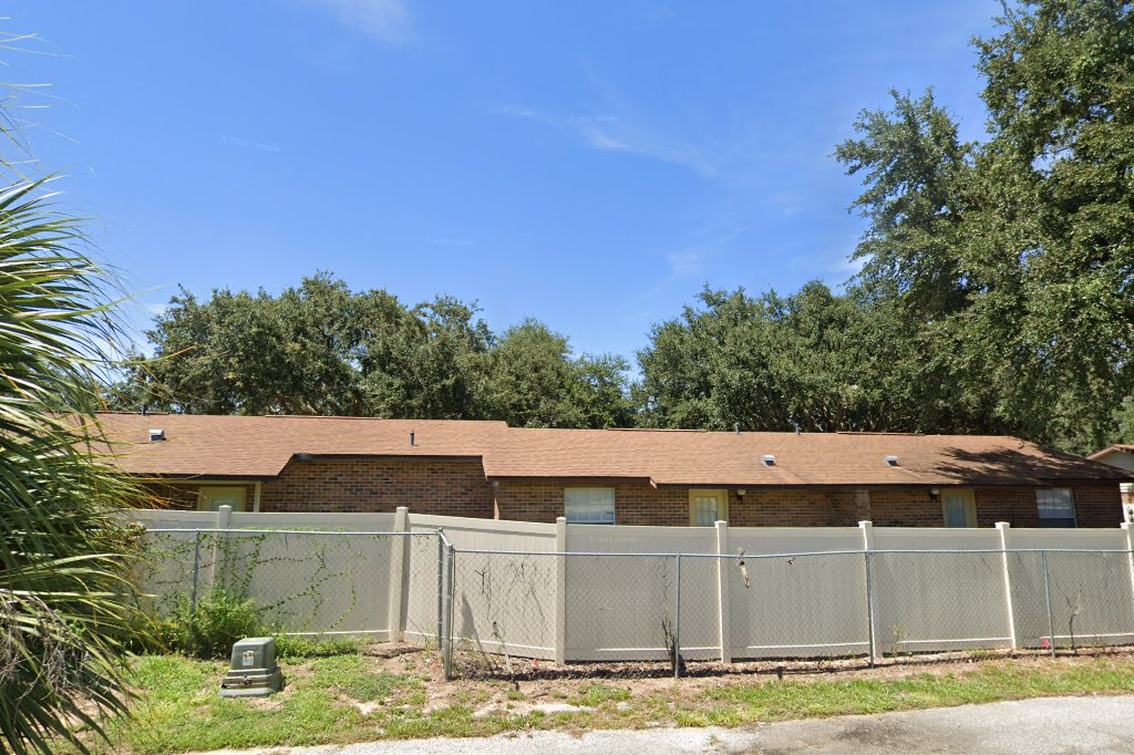 LakeBreeze Apartments