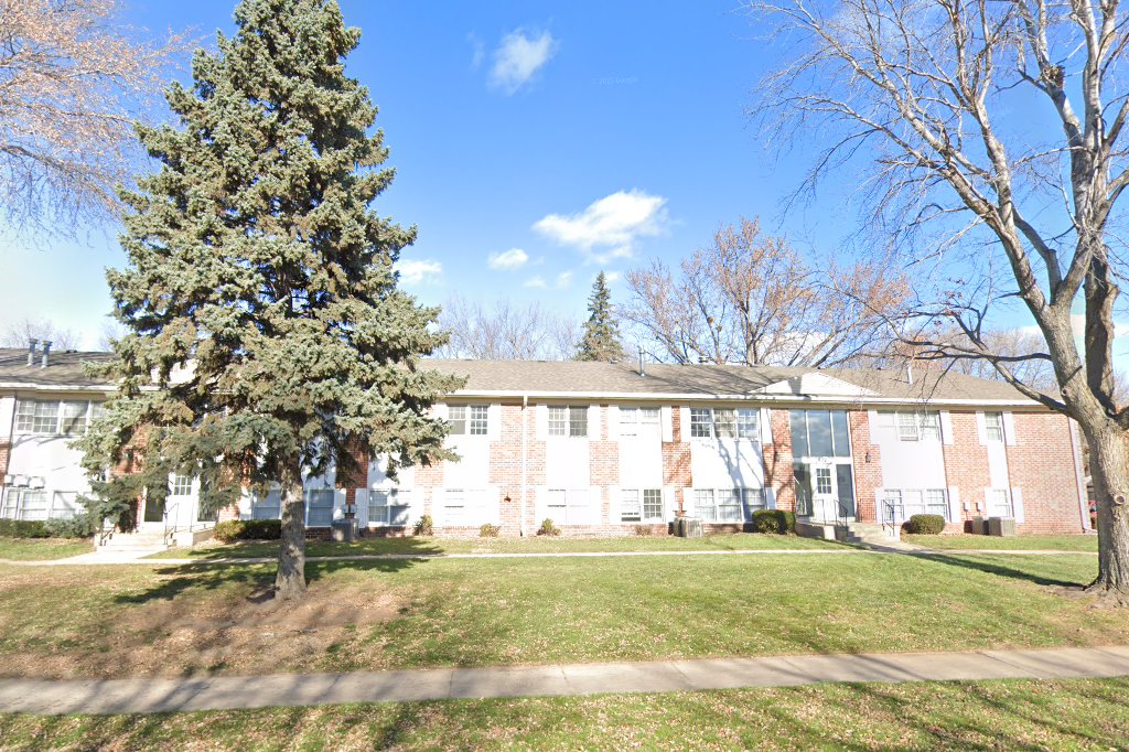 Colonial Square Apts